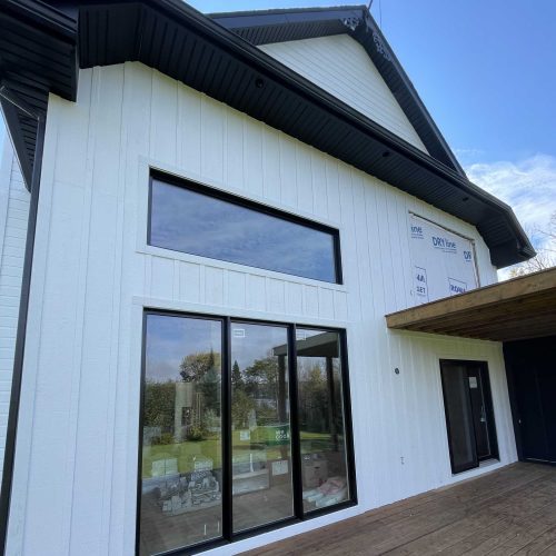 Revêtement extérieur "board and batton" vertical.